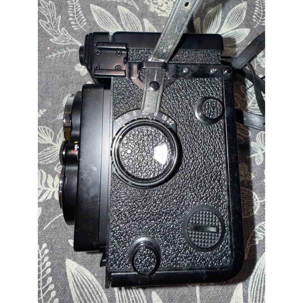 Yashica Mat-124 G TLR Medium Format Film Camera Yashinon 80mm f3.5 Lens Japan